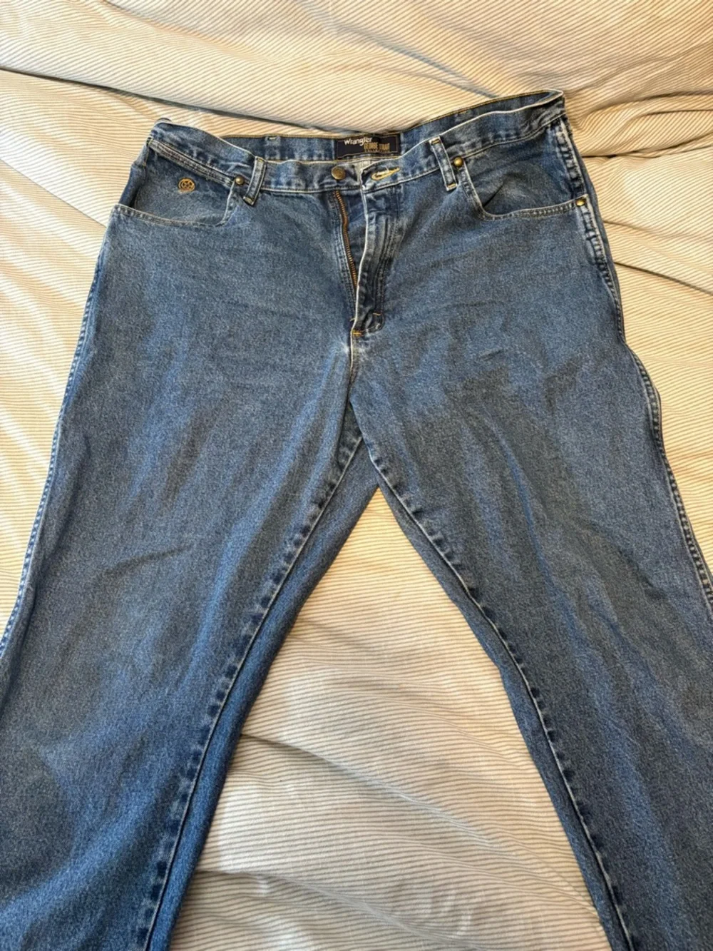 Wrangler Men's Relaxed Fit Blue Jeans - Picture 3 of 6